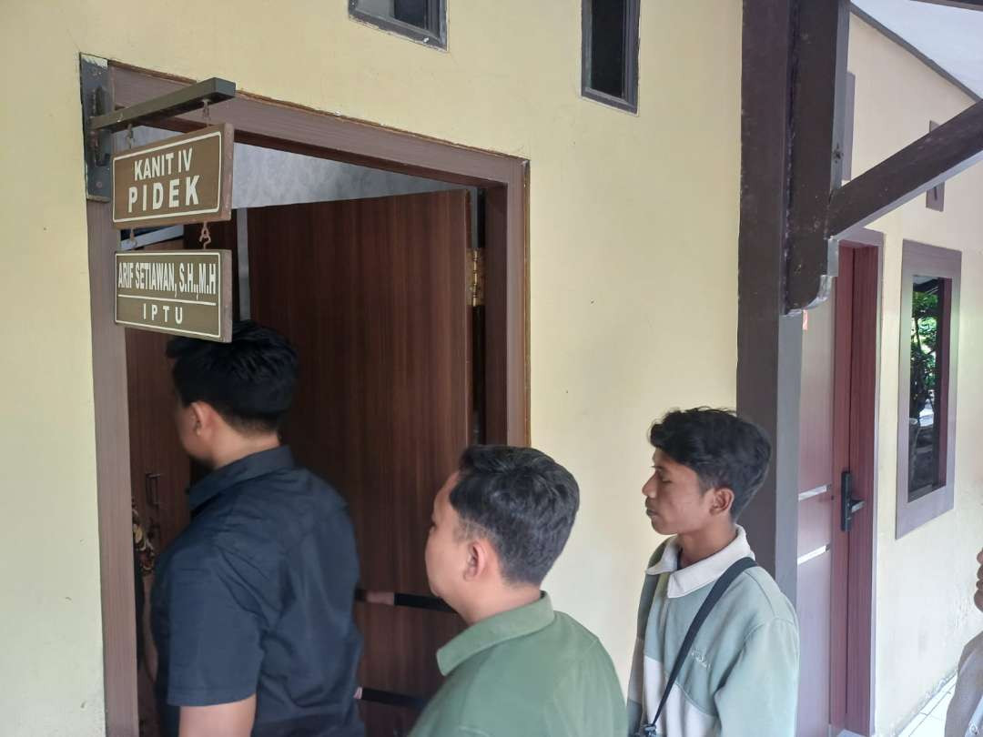 Perwakilan Alunni Santri Ponpes Sunan Drajat saat melapor ke Polres Lamongan (Foto : Istimewa)