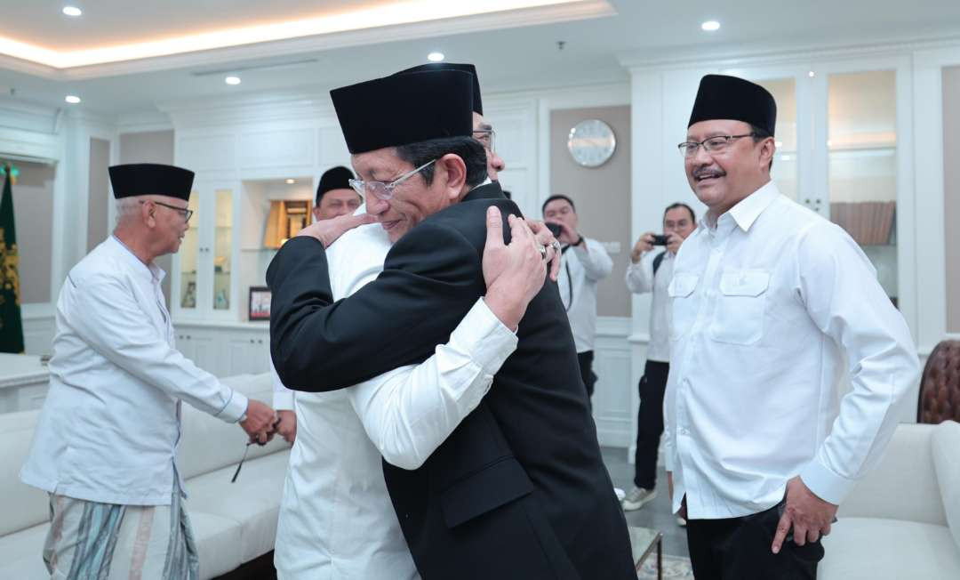 Menteri Agama  Prof. Nasaruddin Umar, Memeluk Rais Aam PBNU, KH Miftachul Akhyar, di belakangnya Menteri Sosial Saifullah Yusuf ( foto; PBNU ) ini