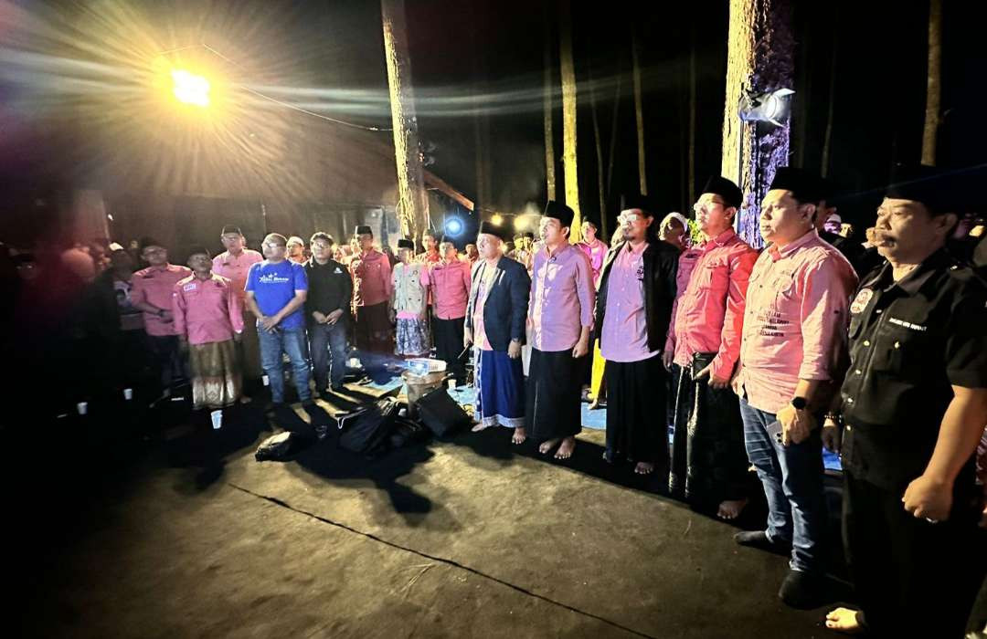 Gus Fawait bersama tim melakukan renungan malam menapaktilasi perjuangan KH As'ad Syamsul Arifin di Silo (Foto: Rusdi/Ngopibareng.id)