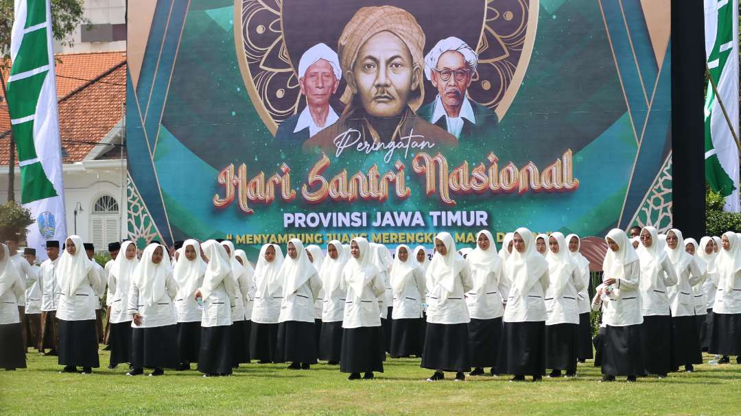 Sejumlah santri mengikuti upacara peringatan Hari Santri Nasional 2024 di Gedung Negara Grahadi, Surabaya, Selasa 22 Oktober 2024. (Foto: Fariz Yarbo/Ngopibareng.id)