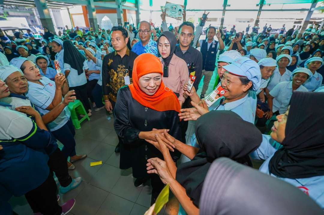 Khofifah kunjungan ke pabrik pengolahan ikan. (Foto: Istimewa)