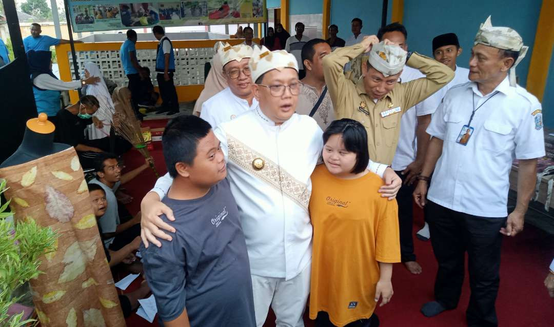 Kebersamaan PJ Gubernur Jawa Timur bersama penerima manfaat UPT Rehabilitasi Sosial Bina Grahita Tuban (dok. Khoirul Huda/Ngopibareng.id)