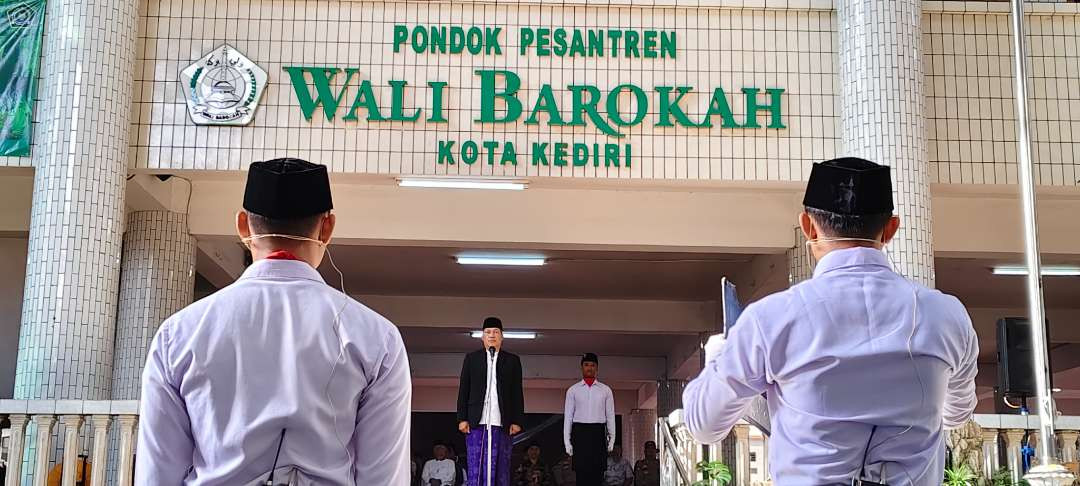 Santri dan santriwati Pondok Pesantren Wali Barokah  Kediri, Jawa Timur, melaksanakan upacara peringatan Hari Santri Nasional, Selasa 22 Oktober 2024. (Foto: Fendi Lesmana/Ngopibareng.id)