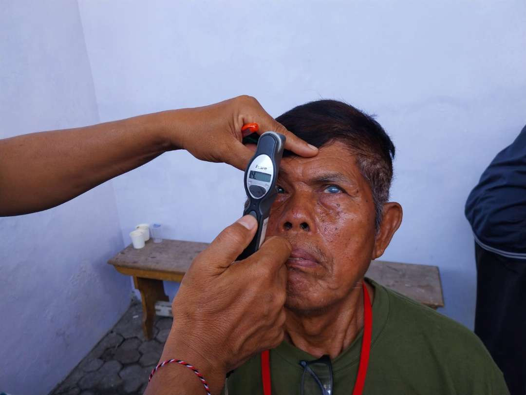 Salah seorang warga menjalani pemeriksaan sebelum menjalani operasi katarak (foto : istimewa)