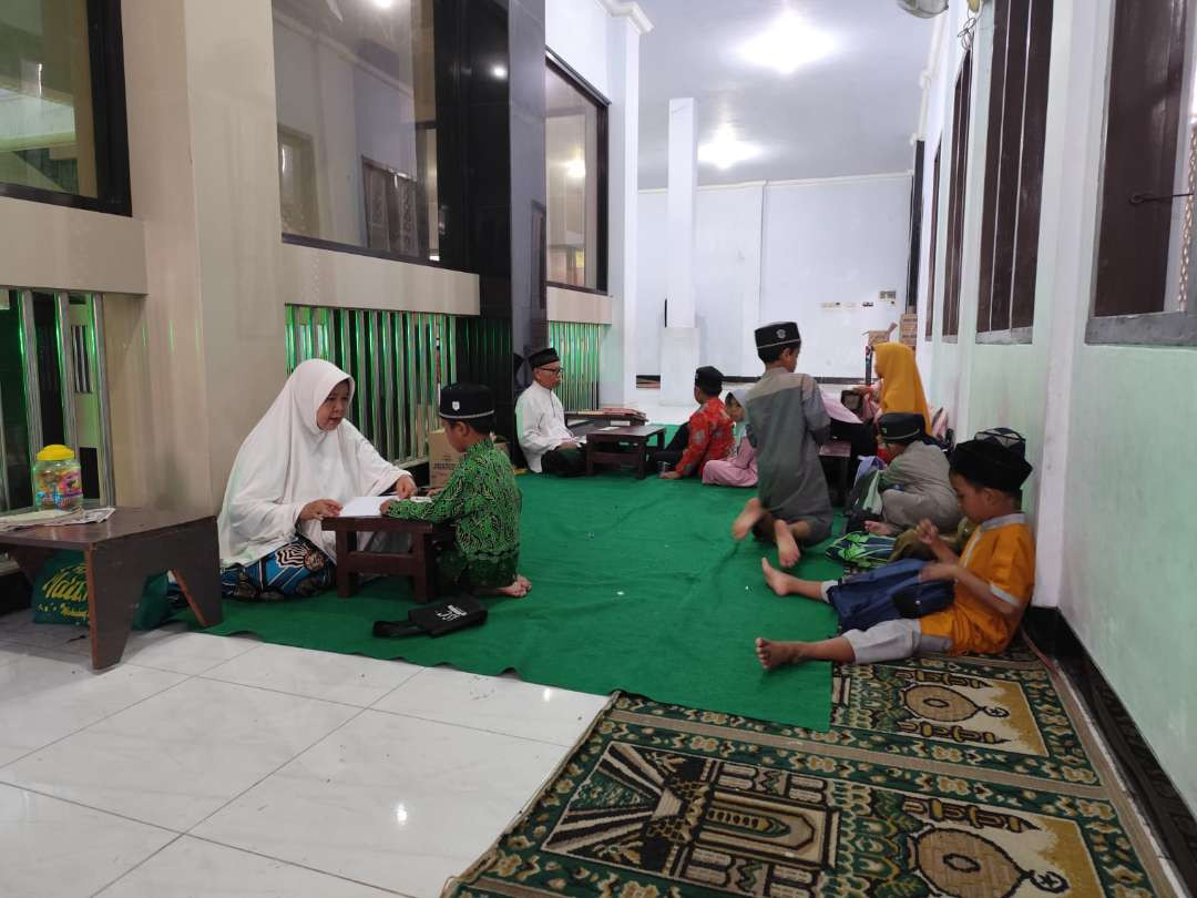 Siti Rohani sedang mendidik para santri baca Al Quran (Foto: Rusdi/Ngopibareng.id)