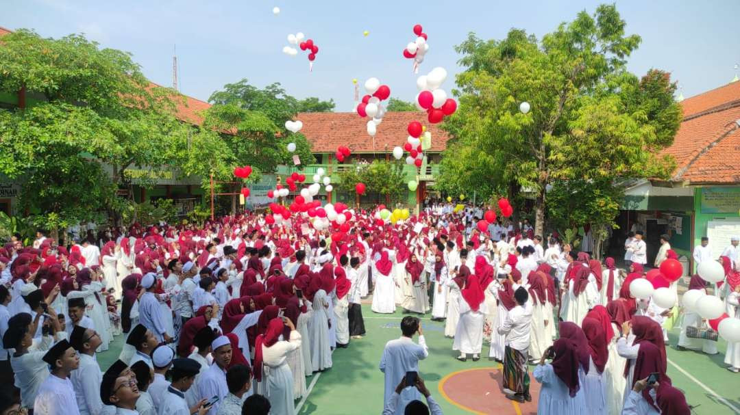 Ribuan siswa MAN 1 Lamomgan memperingati Hari Santri Nasional dengan melepas balon hatapan (Foto : Istimewa/