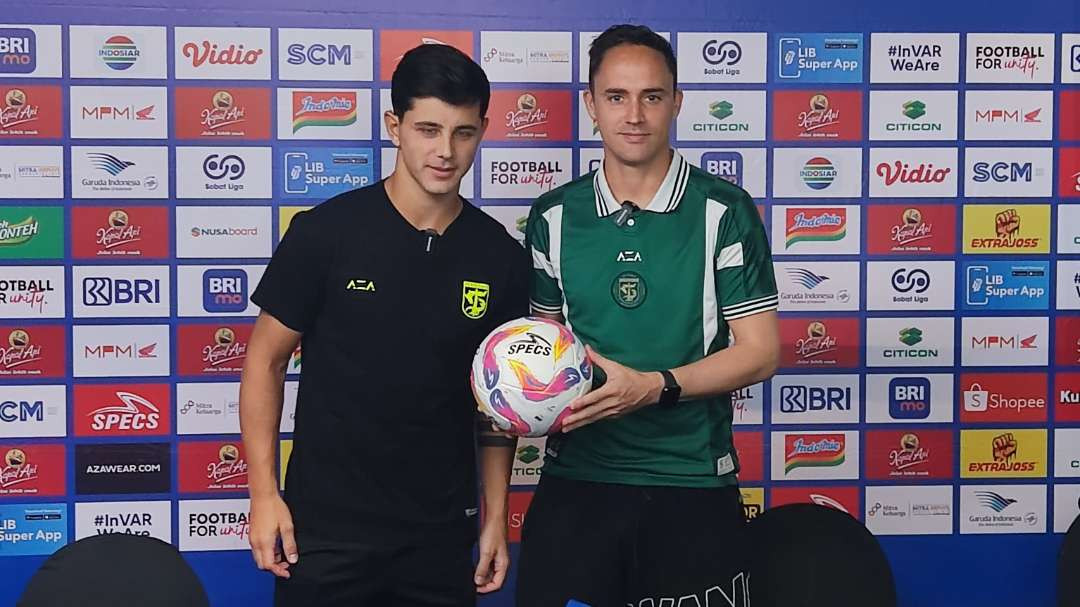 Pelatih Persebaya Paul Munster bersama Kapten Tim Bruno Moreira dalam pre match press conference di Surabaya, Selasa 22 Oktober 2024. (Foto: Fariz Yarbo/Ngopibareng.id)