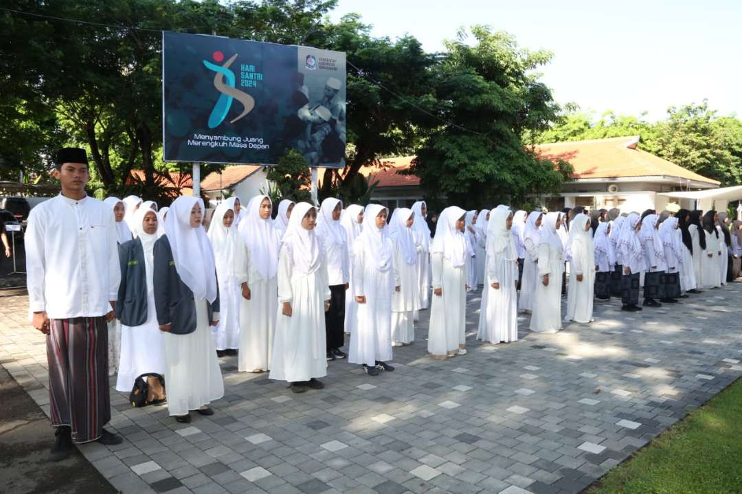 Peringatan Hari Santri Nasional di halaman Pemkab Banyuwangi, Jawa Timur. (Foto: Humas Pemkab Banyuwangi)