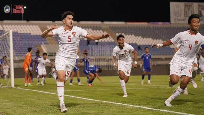 Gol bek kelahiran Australia Mathew Baker membawa Timnas Indonesia U-17 ungguli Kuwait babak pertama Grup G Kualifikasi Piala Asia U-17 2025.