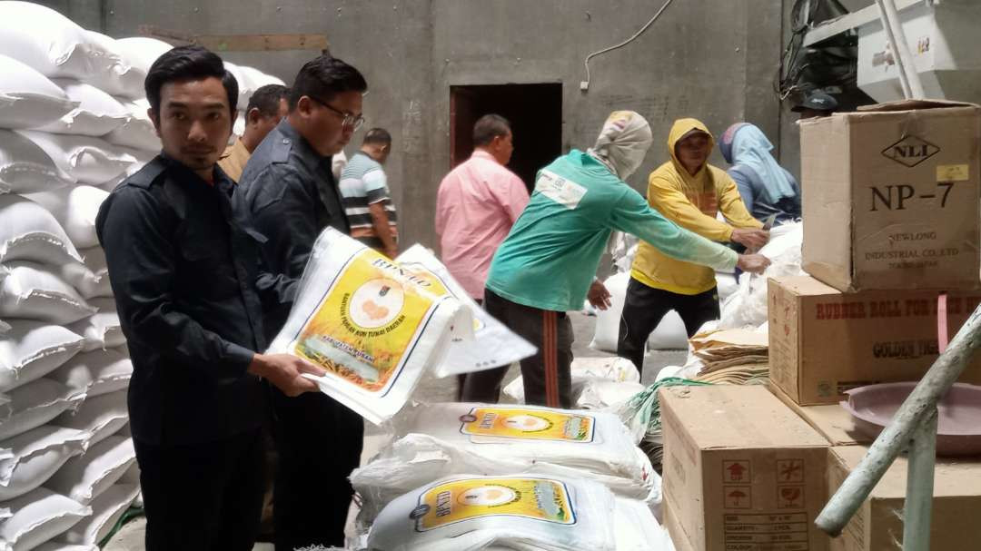 Bawaslu Kabupaten Tuban meninjau gudang beras penyedia bansos BPNTD di Tuban (Foto: Khoirul Huda/Ngopibareng.id)