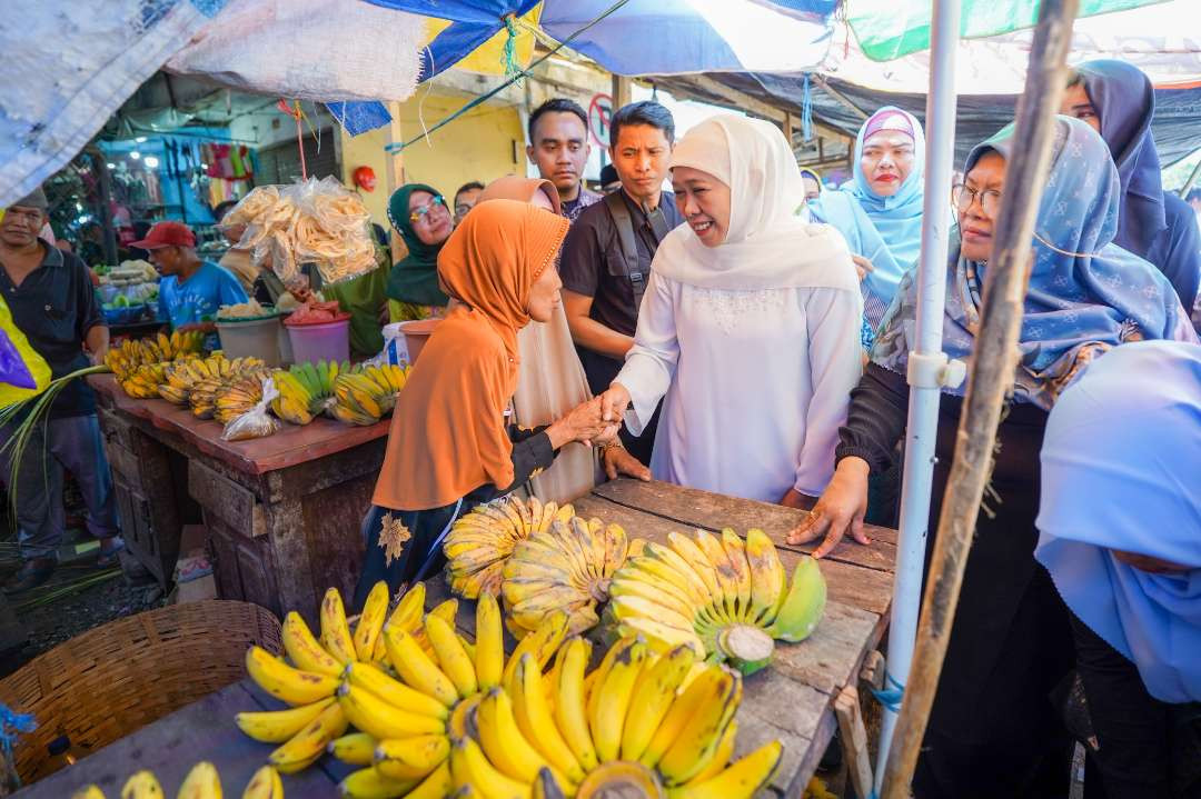 Calon Gubernur Jawa Timur Nomor Urut 2 Khofifah Indar Parawansa menyambangi para pedagang di Pasar Besuki Kabupaten Situbondo, Selasa 22 Oktober 2024.