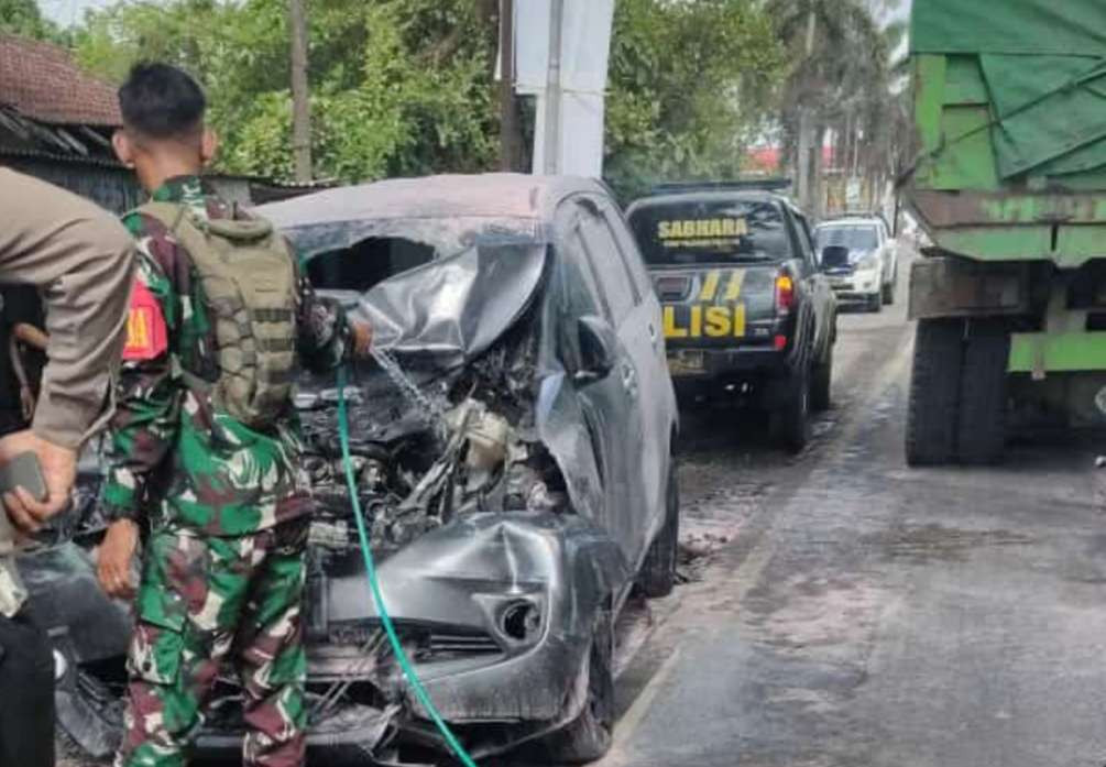 Kondisi mobil yang dikemudian Lukman Haiti mengalami kerusakan parah (Foto: Dokumentasi warga)