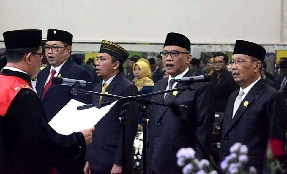 Empat pimpinan DPRD Bondowoso 2024-2029 dilantik dan disumpah jabatan oleh Ketua Pengadilan Negeri setempat. (Foto: Humas DPRD Bondowoso)