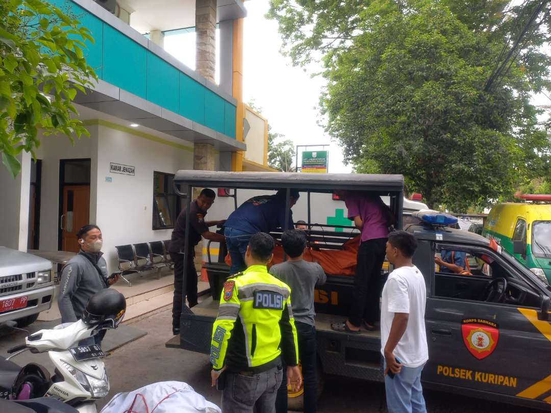 Polisi melakukan olah TKP dan mengevakuasi jenazah Tomo, warga Desa Kedawung, Kecamatan Kuripan, Kabupaten Probolinggo. (Foto: Ikhsan Mahmudi/Ngopibareng.id)