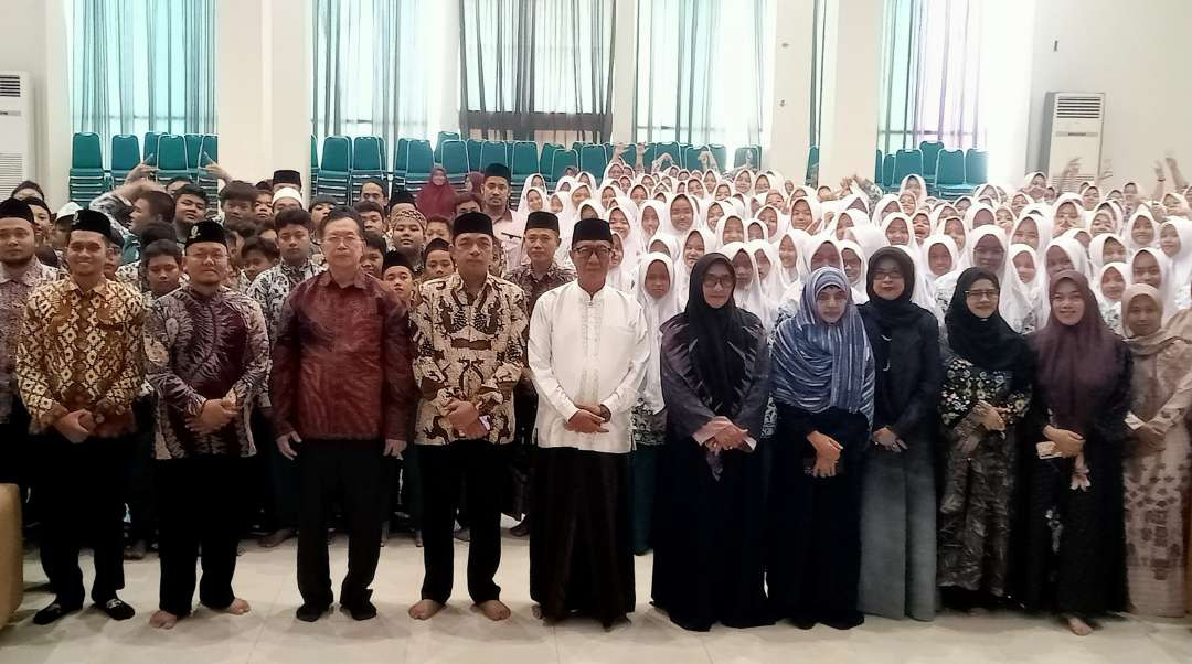 Gus Hans foto bersama dengan pengasuh Ma'had Bahrul Huda Tuban, KH. Fathul Huda dan ratusan santri (dok. Khoirul Huda/Ngopibareng.id)