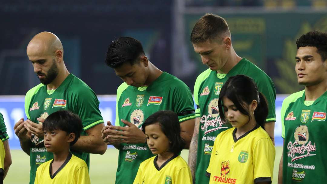 Pemain Persebaya melakukan hening cipta menyambut kabar duka meninggalnya Rudy Keltjes. (Foto: Fariz Yarbo/Ngopibareng.id)