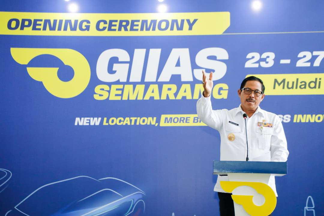 Pj Gubernur Jateng, Nana Sudjana membuka langsung pameran Gaikindo International Indonesia Auto Show (GIIAS) the Series 2024 di  Muladi Dome, Universitas Diponegoro (Undip) Semarang, pada Rabu, 23 Oktober 2024. (Foto: Dok Prov Jateng)