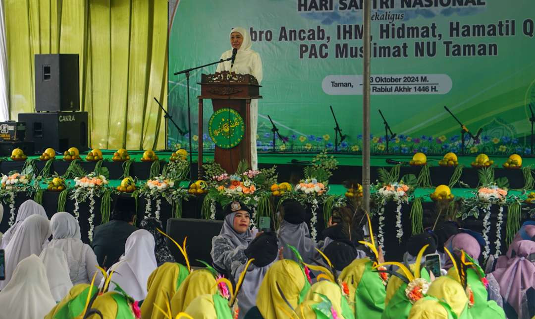 Khofifah saat menyampaikan paparan hari santri (foto :Aini/Ngopibareng.id)