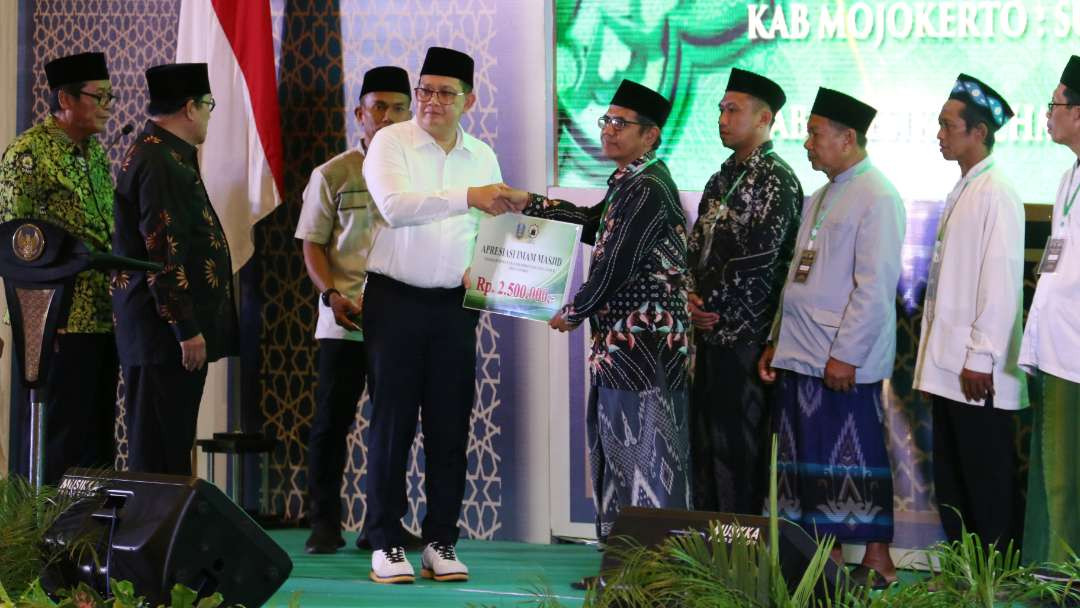 Pj Gubernur Jatim, Adhy Karyono menyerahkan secara simbolis tukin kepada imam masjid dalam acara Masjid Award 2024 di Islamic Center, Surabaya, Rabu 23 Oktober 2024. (Foto: Fariz Yarbo/Ngopibareng.id)