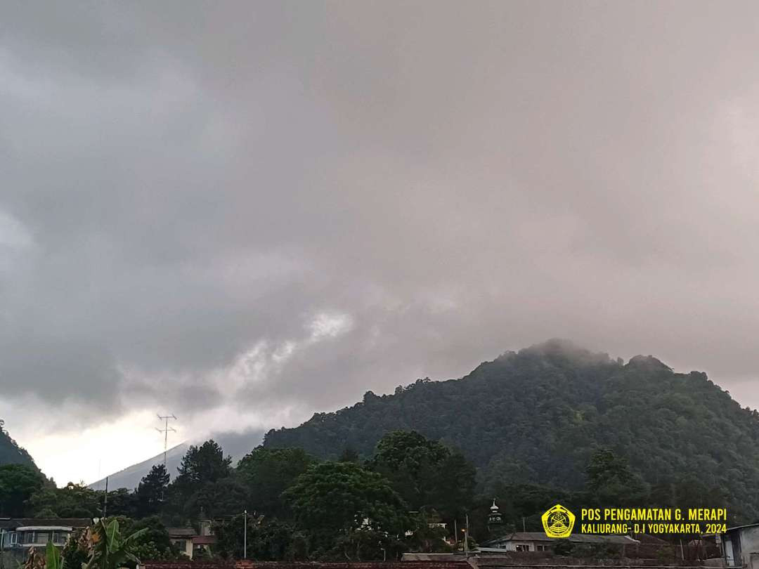 Gunung merapi alami erupsi dilihat dari pos pengamatan Kaliurang, Yogyakarta, pada Rabu 23 Oktober 2024. (Foto: dok. magma.esdm)