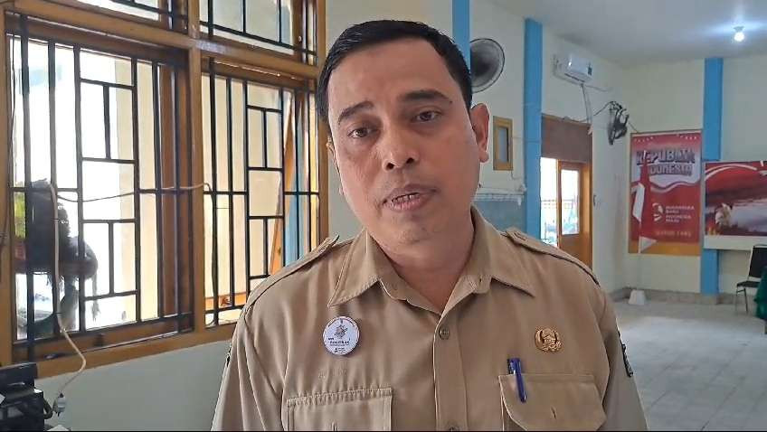 Lurah Banyuurip Surabaya, Dedy Achmad Choiruddin, klarifikasi pencopotan alat pendukung sosialisasi (APS) kotak kosong di wilayahnya. (Foto: Julianus Palermo/Ngopibareng.id)