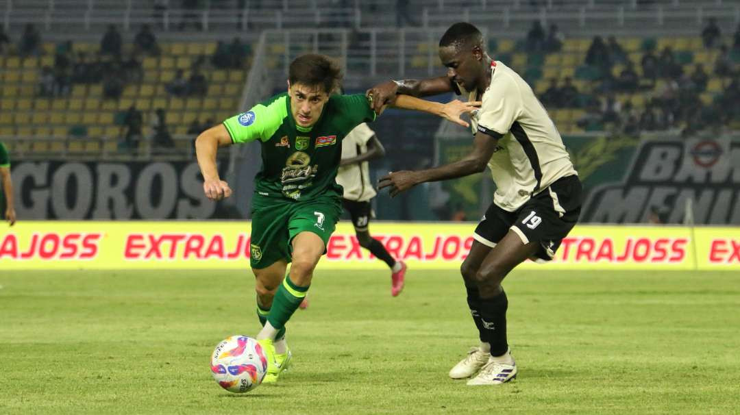 Pemain Persebaya, Francisco Rivera mencoba melewati hadangan Pemain PSM Latyr Fall dalam laga pekan ke-9 Liga 1 2024/2025 di Stadion Gelora Bung Tomo, Surabaya, Rabu 23 Oktober 2024. (Foto: Fariz Yarbo/Ngopibareng.id)