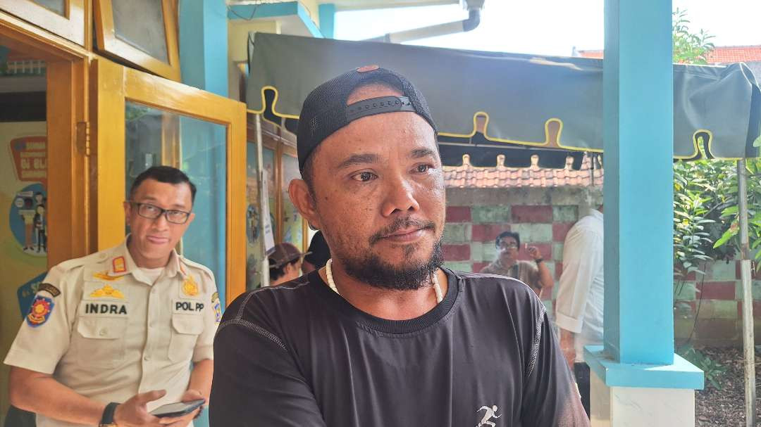 Direktur Pemenangan Aliansi Relawan Surabaya Maju, Rudy Lumban Gaol bicara soal penurunan spanduk dukungan untuk kotak kosong di Pilwali Surabaya. (Foto: Julianus Palermo/Ngopibareng.id)