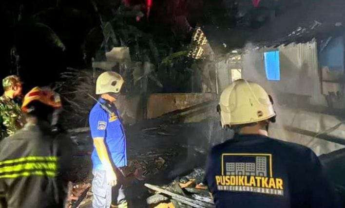 Anggota Damkar Bondowoso dibantu BPBD serta Koramil dan Polsek Wringin memadamkan api membakar rumah kosong dekat gudang tembakau, Rabu 23 Oktober 2024 subuh hingga pagi.(Foto:Satpol PP Damkar Bondowoso)