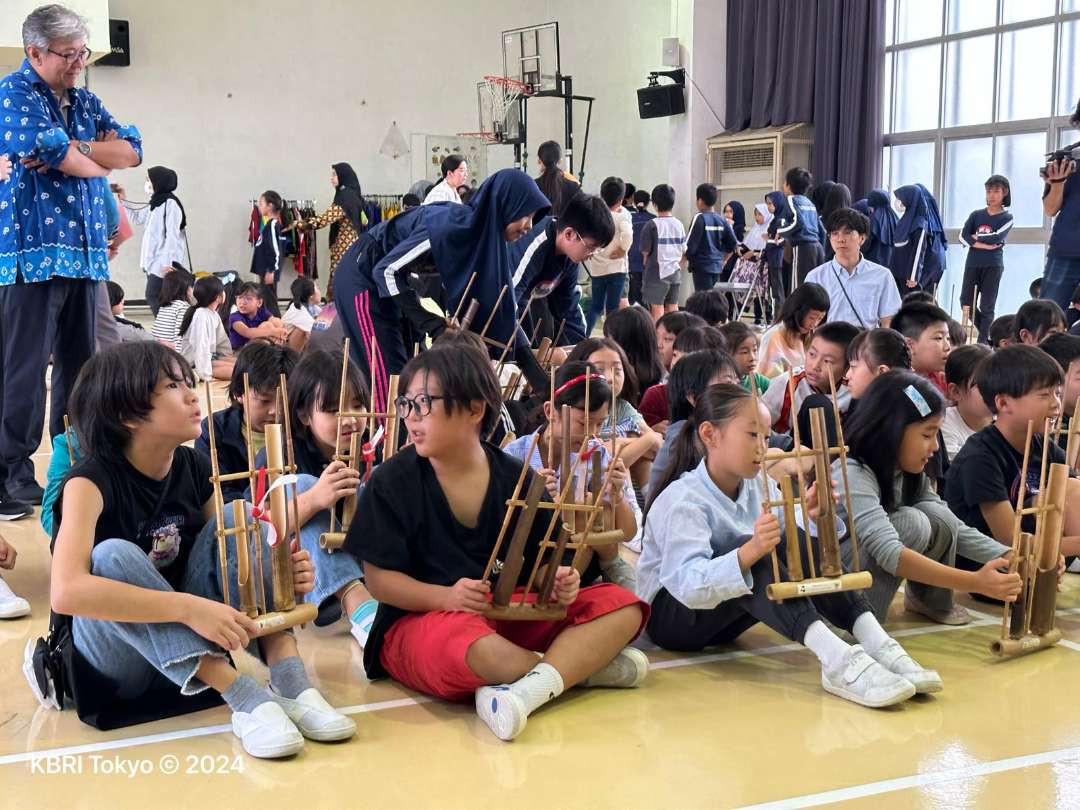 Sejumlah pelajar SD Daiichi Hino Tokyo Jepang saat belajar memainkan Angklung di Balai Indonesia Sekolah Indonesia Tokyo (SIT). (Foto: Dok KBRI Tokyo)