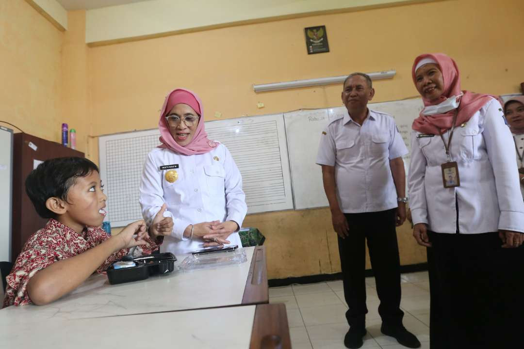 Pjs Walikota Surabaya Restu Novi Widiani saat meninjau pelaksanaan uji coba makan bergizi gratis kepada siswa-siswi di SD Negeri Wonorejo V/316, Rabu 23 Oktober 2024. (Foto: Humas Pemkot Surabaya)