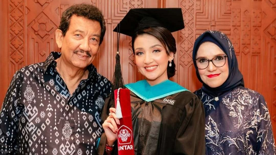 Tsania Marwah wisuda S2 ditemani kedua orangtuanya. (Foto: Instagram)