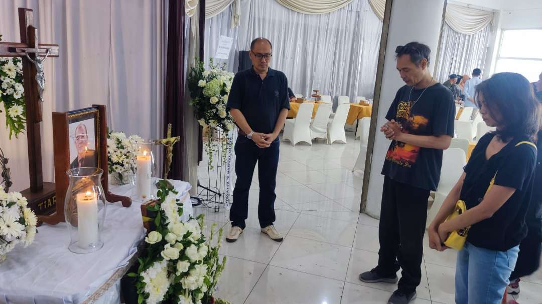 Kerabat Rudy Keltjes melakukan doa di Rumah Persemayaman Adi Jasa, Surabaya. (Foto: Fariz Yarbo/Ngopibareng.id)