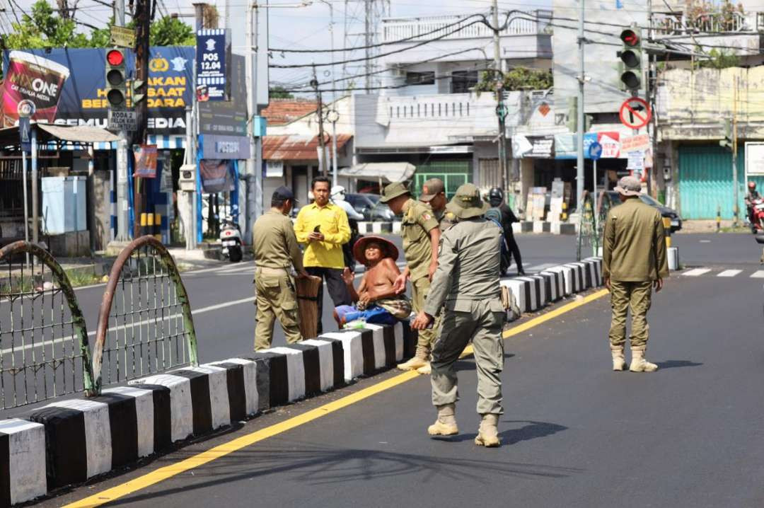 Satpol PP Jember saat mengamankan pengemis yang beroperasi di kawasan Kota Jember (Foto: Dok. Satpol PP Jember)