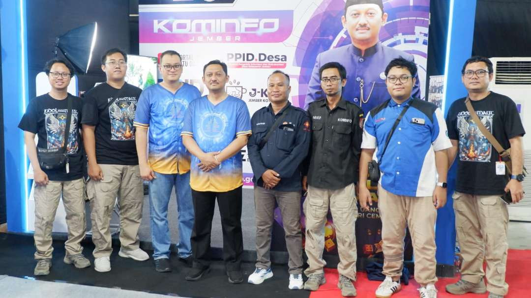 Tim Diskomifo Jember foto bersama Pjs Bupati Jember dalam kegiatan Jatim Digifest 2024 di Tuban (Foto: Dokumentasi Diskominfo Jember)