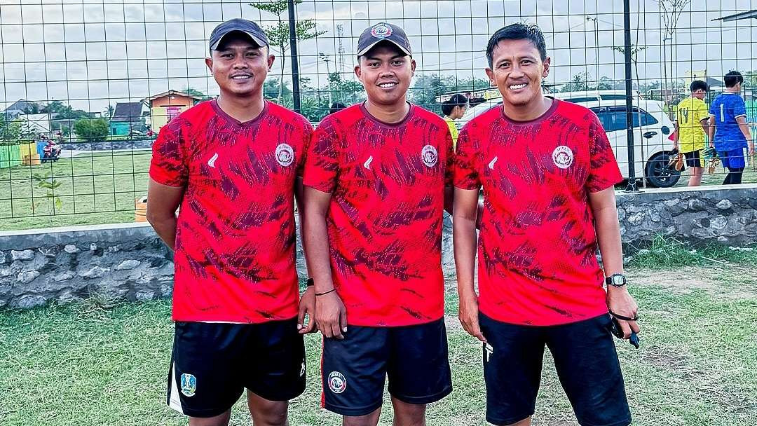 Pelatih Arema FC Women, Nanang Habibi (tengah) bersama dua asistennya. (Foto: Arema FC Women)