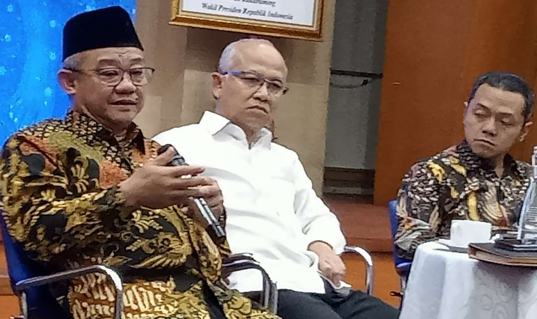 Mendikdasmen Abdul Mu'ti (kiri) bersama dua orang wakilnya Atip Latipul Hayat dan Fajar Riza Ulhaq.  (Foto: Asmanu Sudarso/Ngopibareng.id)