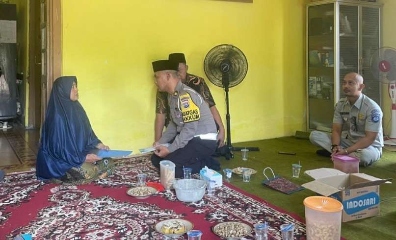 Kanit Gakkum Satlantas Polres Jember bersama petugas Jasa Raharja mendatangi rumah duka (Foto: Dok. Satlantas Polres Jember)