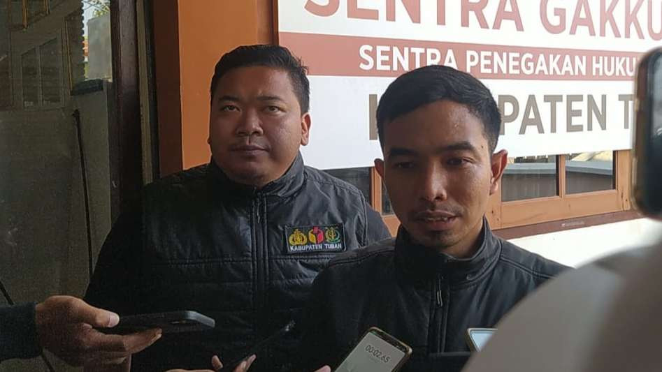 Koordinator Divisi Penanganan Pelanggaran, Data dan Informasi Bawaslu Kabupaten Tuban, Mochamad Sudarsono didampingi oleh Koordinator Divisi Hukum dan Penyelesaian Sengketa, Sutrisno Puji Utomo (Khoirul Huda/Ngopibareng.id)