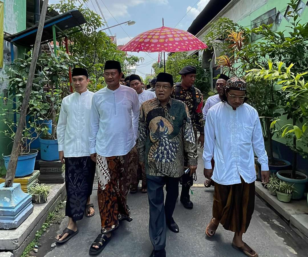 Mantan Ketua Umum Pengurus Besar Nahdatul Ulama (PBNU) KH Said Aqil Siradj, dan Cabup Lamongan Yuhronur Efendi saat menghadiri acara di Pondok Pesantren Tanfirul Ghoyyi, Lamongan. (Foto: Imron Rosidi/Ngopibareng.id)