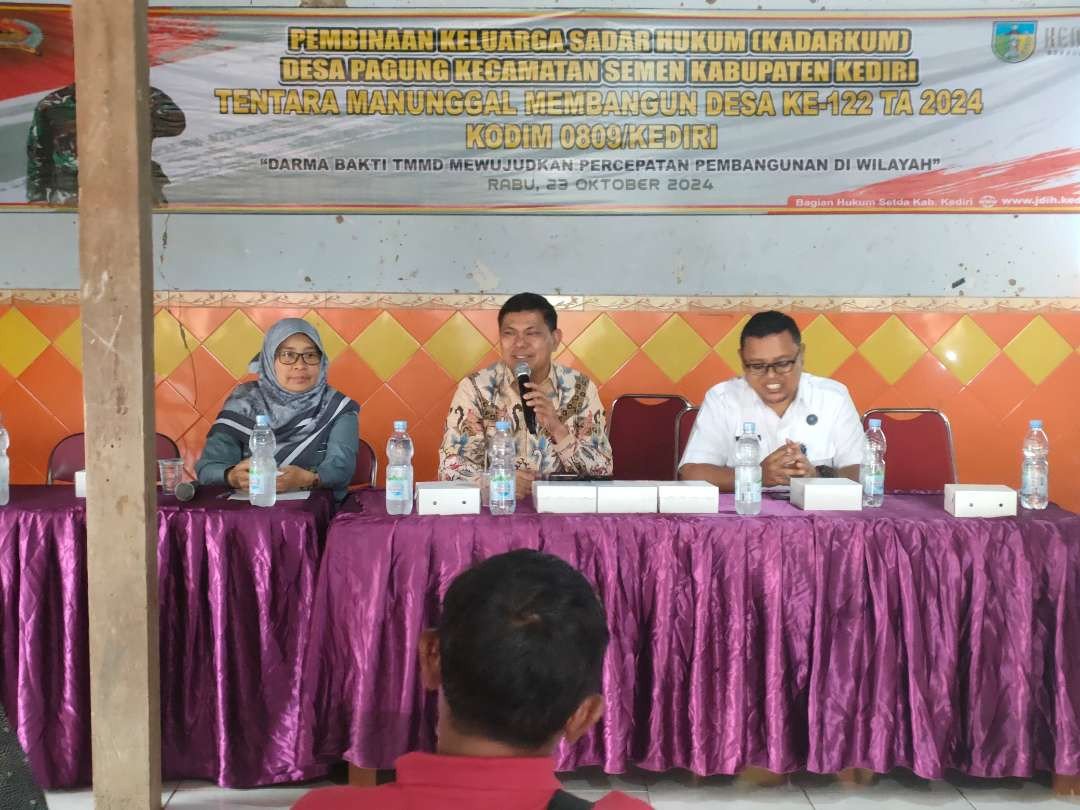 Pejabat Sementara Ketua DPRD Kabupaten Kediri, Pendiwan ST mengapresiasi kegiatan TNI Manunggal Membangun Desa (TMMD) ke  122 TA 2024 Kodim 0809 Kediri, yang sedang  berlangsung saat ini di Desa Pagung Kecamatan Semen. (Foto: Istimewa)