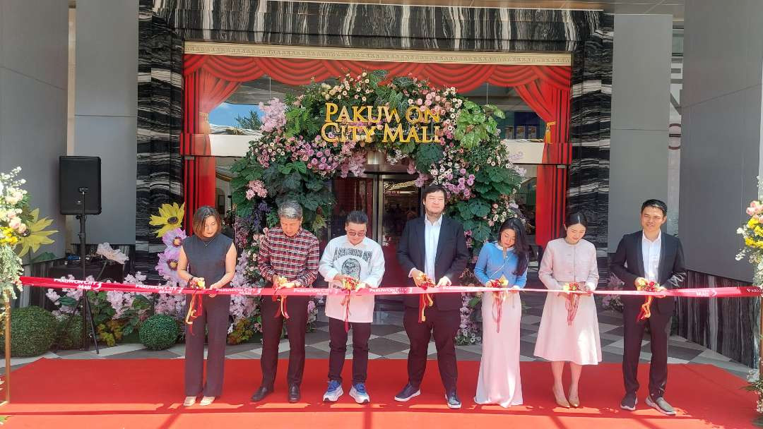 Prosesi pengguntingan pita oleh jajaran Pakuwon Group sebagai tanda dibukanya secara resmi Pakuwon City Mall (PCM) 3. (Foto: Julianus Palermo/Ngopibareng.id)