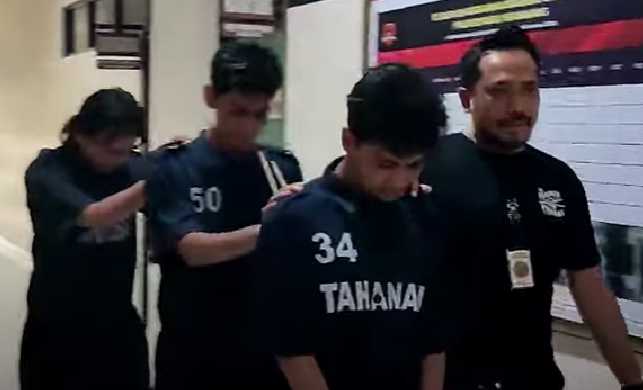 Tiga tersangka yang menjadi admin beberapa situs judi online di Polrestabes Semarang. (Foto: tangkapan layar youtube)