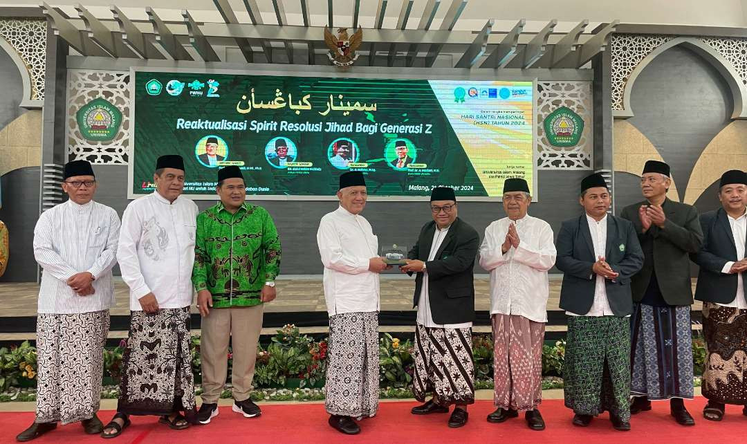 KICK OFF: Ketua PWNU Jatim Gus Kikin menyerahkan cinderamata kepada Rektor Unisma saat kick off Seminar Kebangsaan PWNU Jatim. (Foto: nujatim for ngopibareng.id)