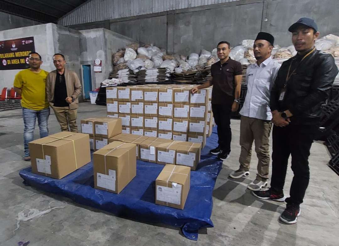 Surat suara untuk Pilwali Kota Probolinggo tiba di gudang KPU setempat. (Foto: Ikhsan Mahmudi/Ngopibareng.id)