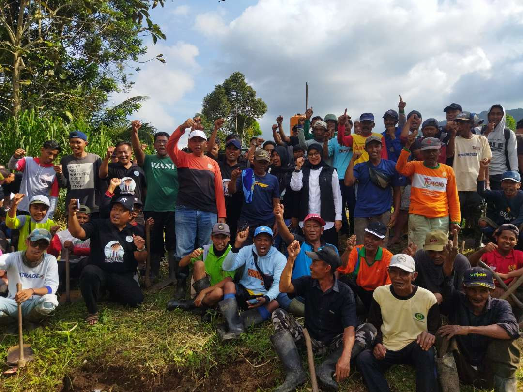 Para petani dari Kalibaru dan Glenmore bertemu calon Bupati Banyuwangi Ipuk Fiestiandani. (Foto: Istimewa)