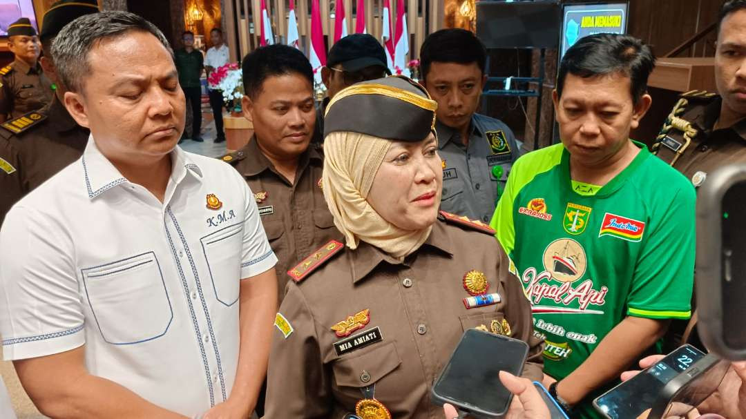 Kepala Kejaksaan Tinggi Jawa Timur, Mia Amiati saat menjelaskan prosedur penahanan tiga hakim PN Surabaya di Rutan Kelas I Surabaya cabang Kejati. (Foto: Julianus Palermo/Ngopibareng.id)