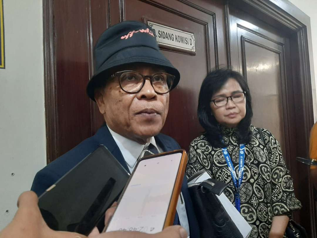 Kuasa hukum SMAK Gloria 2 Surabaya, Sudiman Sidabuke berbicara terkait langkah hukum yang akan ditempuh pihaknya terkait insiden keributan yang terjadi. (Foto: Julianus Palermo/Ngopibareng.id)