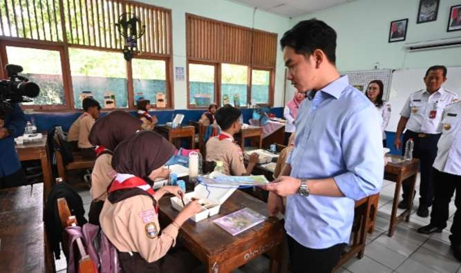 Wakil Presiden Gibran Rakabuming Raka meninjau pelaksanaan makan bergizi gratis di sebuah daerah Menteng Jakarta Pusat (Foto: Setwapres)