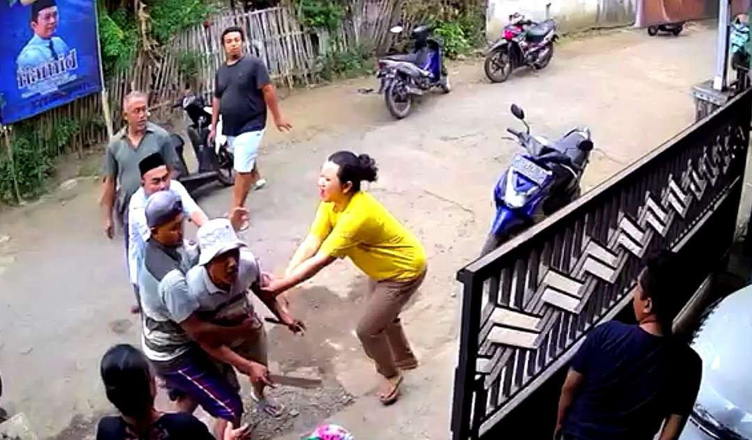 Seorang warga di Bondowoso membawa sajam parang mendatangi tetangganya terekam CCTV dilaporkan polisi. (Foto: Tangkapan Layar)