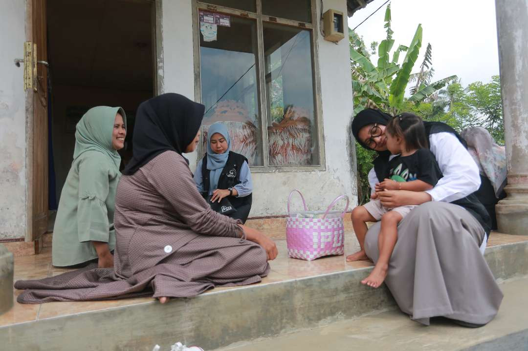 Calon Bupati Banyuwangi Ipuk Fiestiandani bertemu dengan warga (Foto: istimewa)